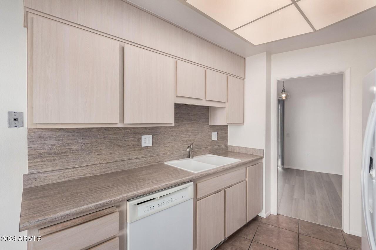 10641 W Boswell Blvd - Photo 5 of 34