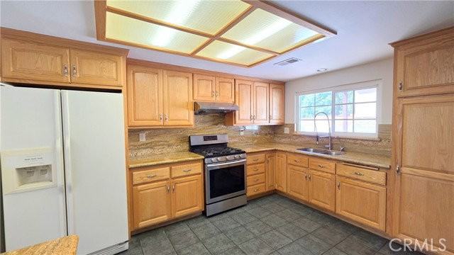 335 Eola Dr - Photo 2 of 6