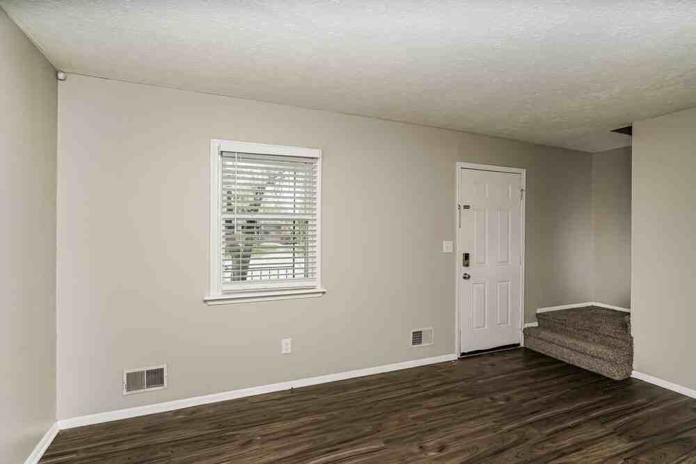 2402 Parliament Ct - Photo 7 of 18