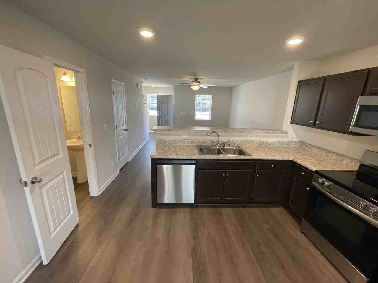 1028 Peony Ln - Photo 4 of 15