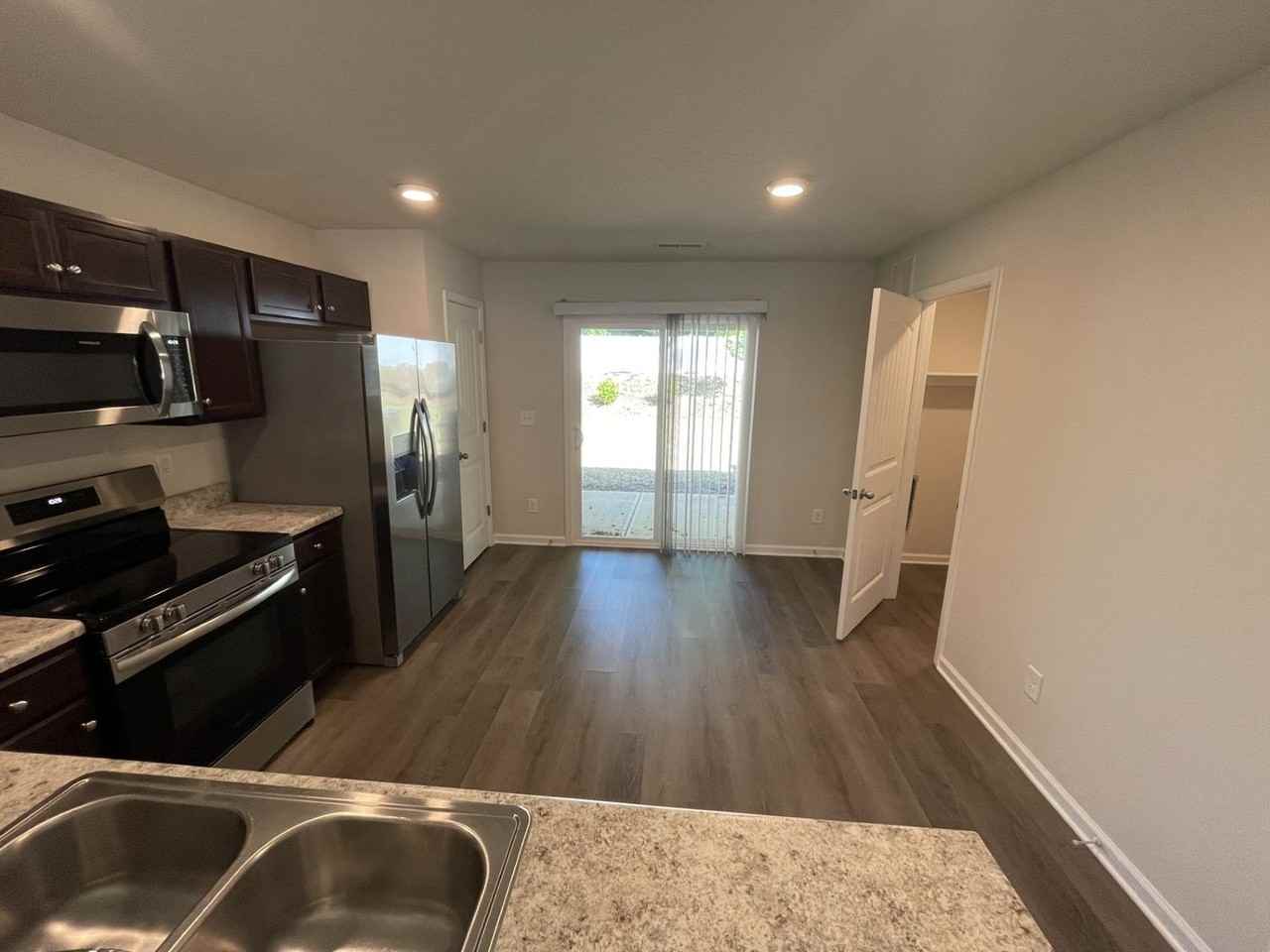 1028 Peony Ln - Photo 5 of 15