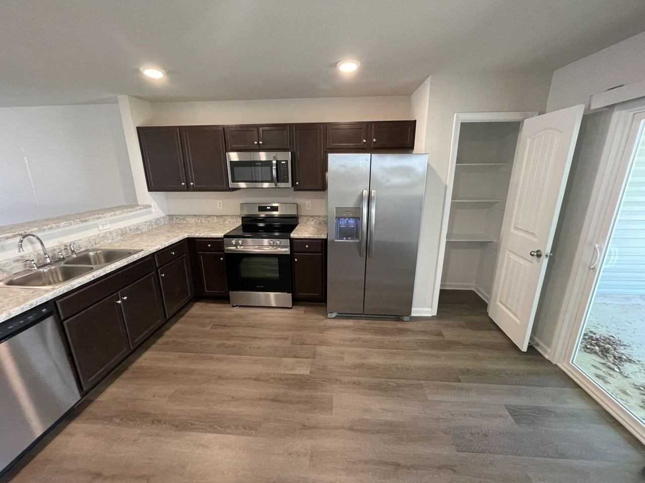 1028 Peony Ln - Photo 6 of 15