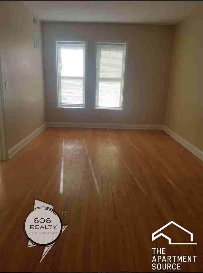 2140 Clarence Ave #1S - Photo 4 of 4