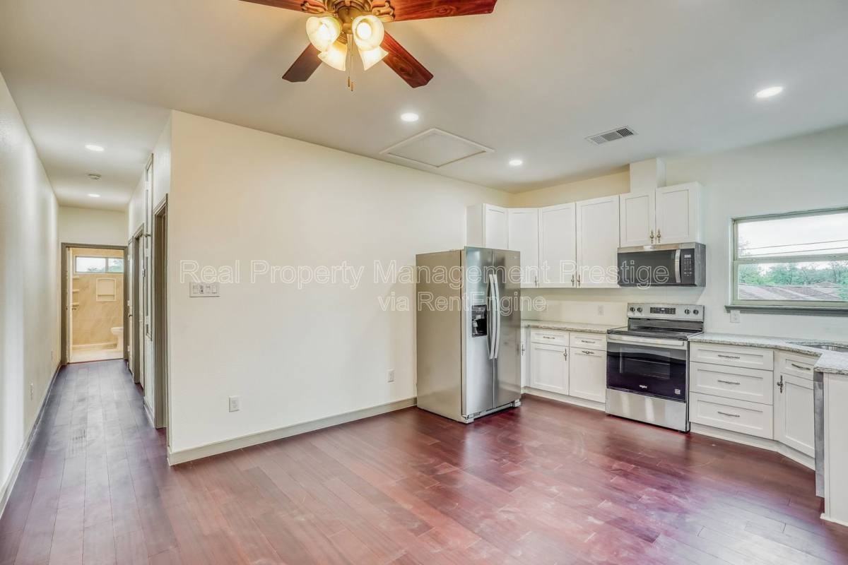 3502 Longwood Dr #B - Photo 3 of 10