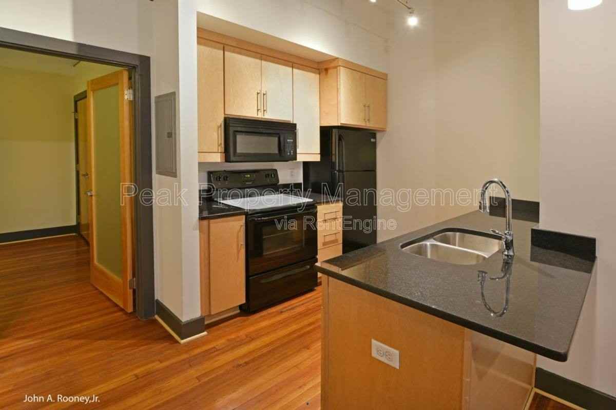 132 N Sycamore St #207 - Photo 4 of 10
