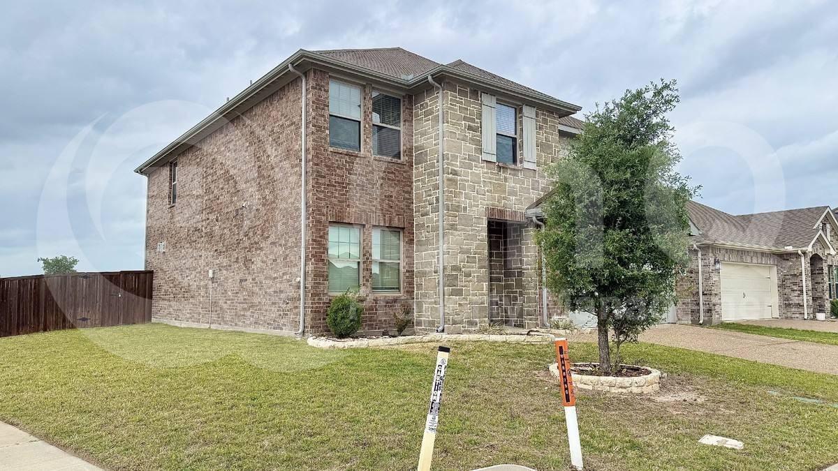 2401 Lovegrass Ln - Photo 3 of 10