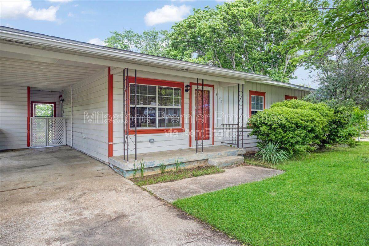 1829 Ridgewood Rd - Photo 2 of 10