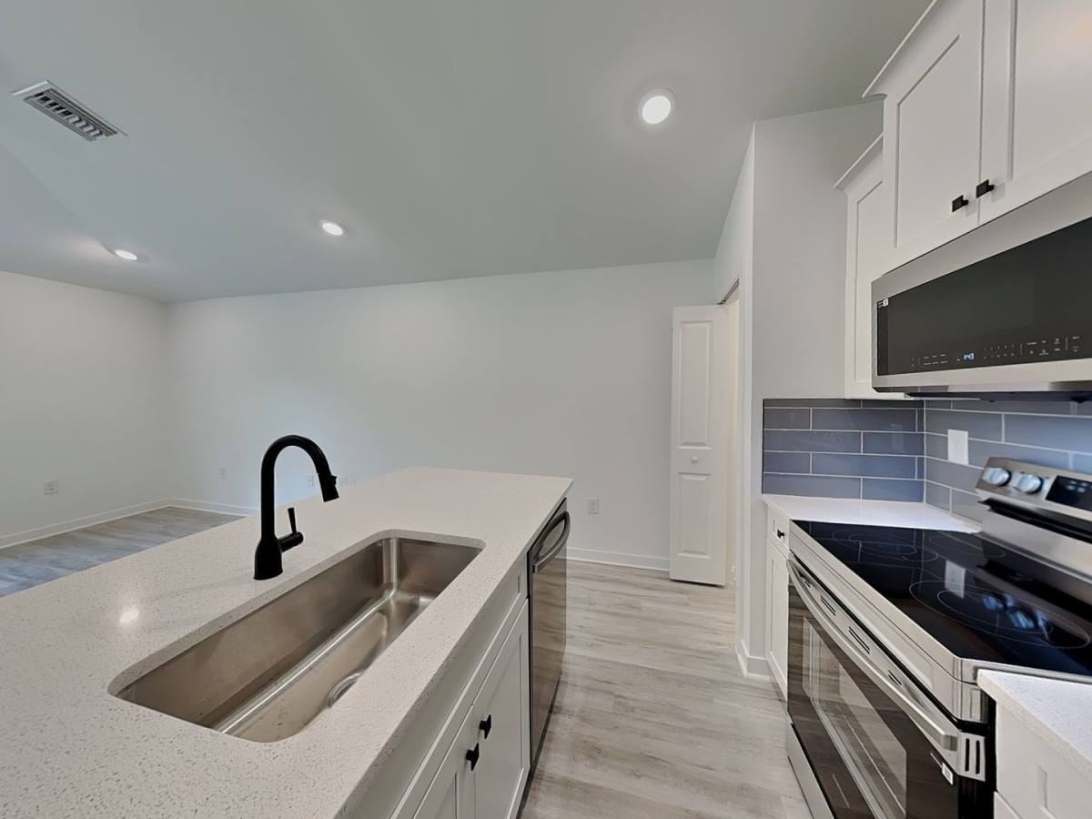 2918 16th St W - Photo 3 of 10
