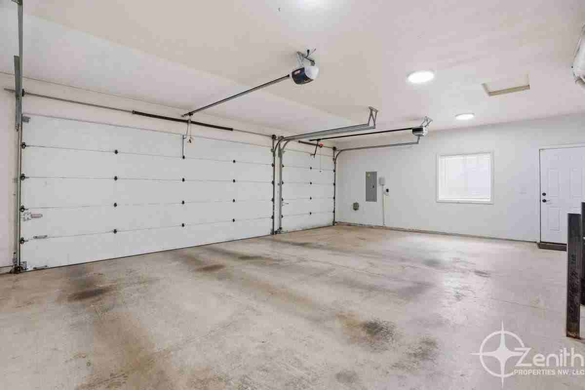2348 Nw 45th Ave - Photo 3 of 10