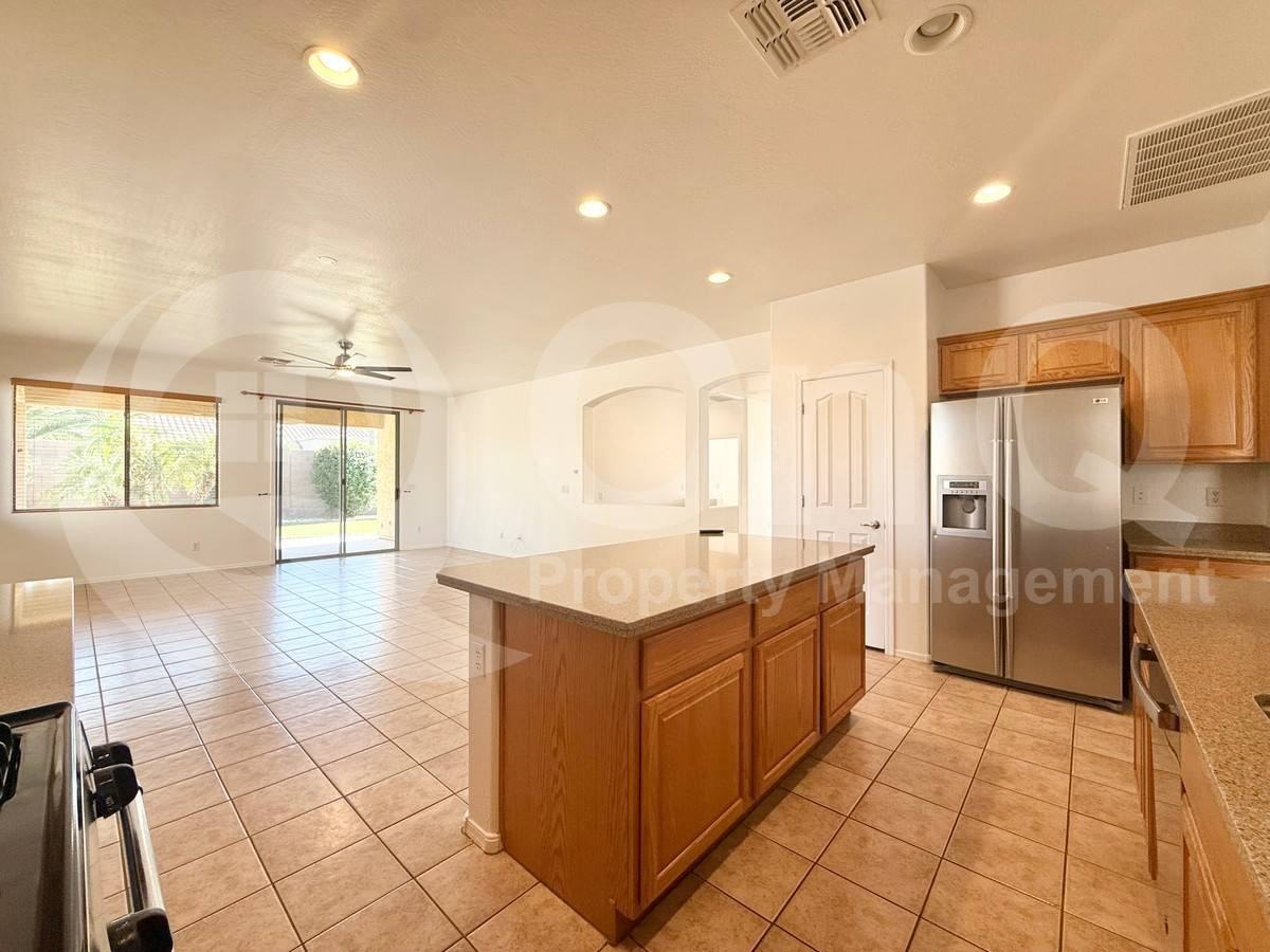 2135 E Grand Canyon Dr - Photo 4 of 10