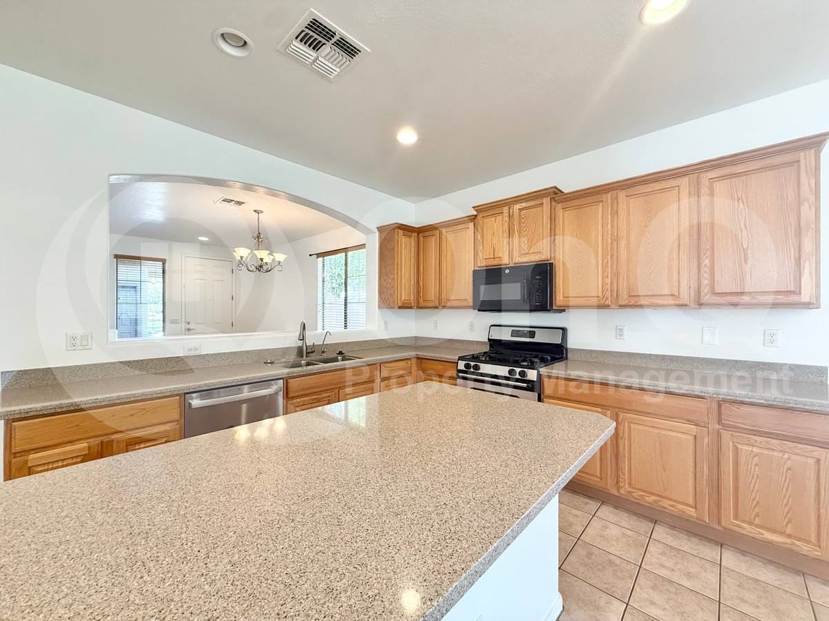 2135 E Grand Canyon Dr - Photo 5 of 10