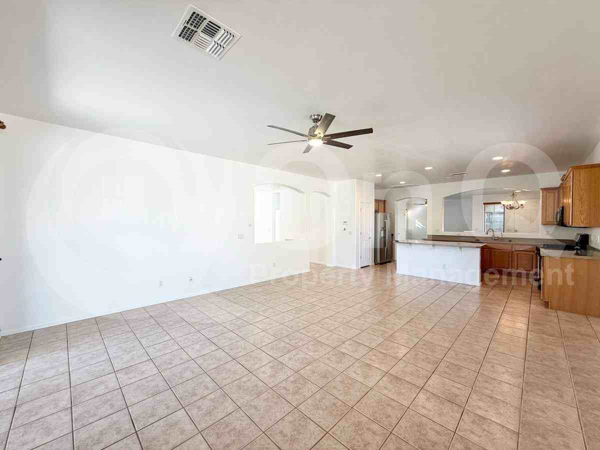 2135 E Grand Canyon Dr - Photo 7 of 10