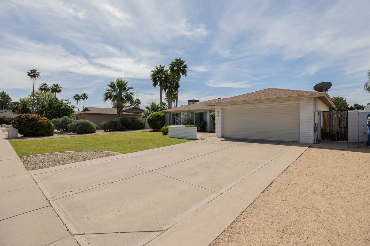 5901 E Friess Dr - Photo 3 of 33