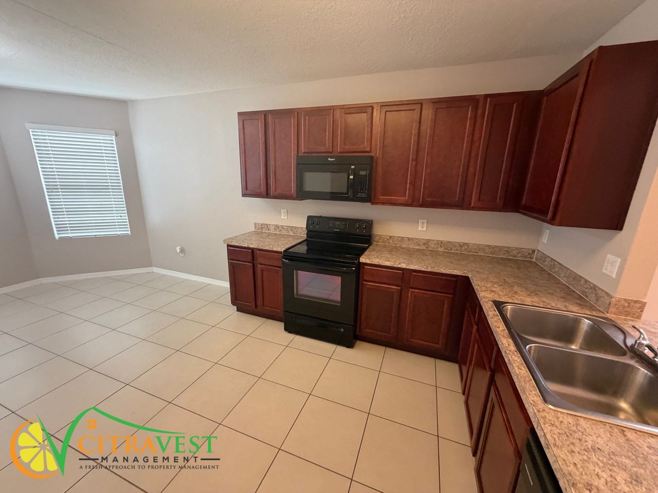 925 Lancelot Dr - Photo 2 of 11