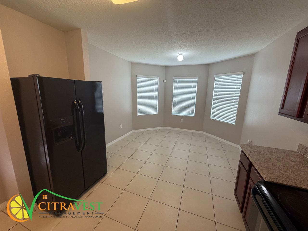 925 Lancelot Dr - Photo 3 of 11