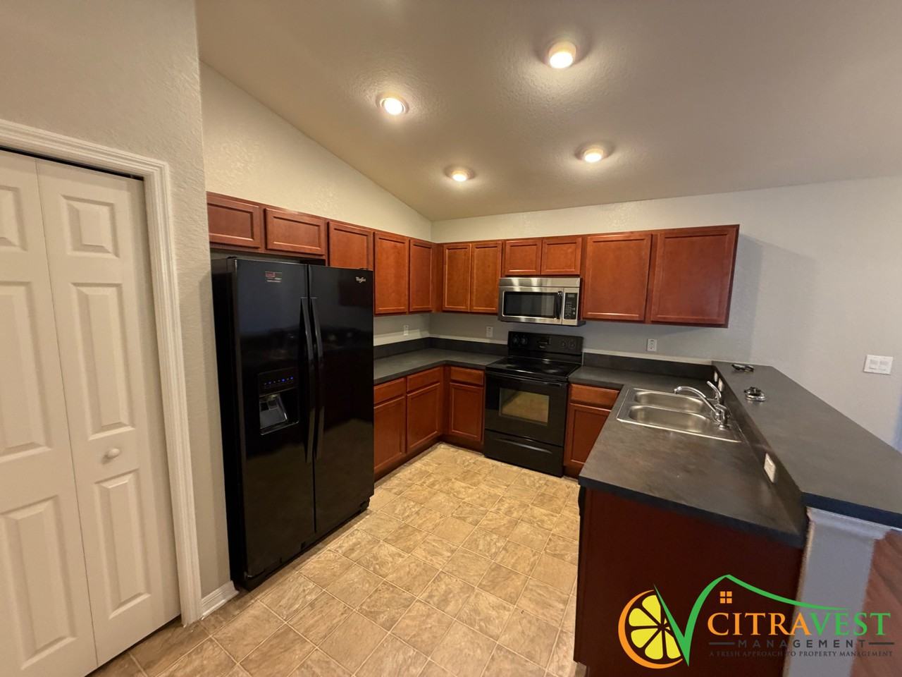 4823 Summerfield Cir - Photo 3 of 10