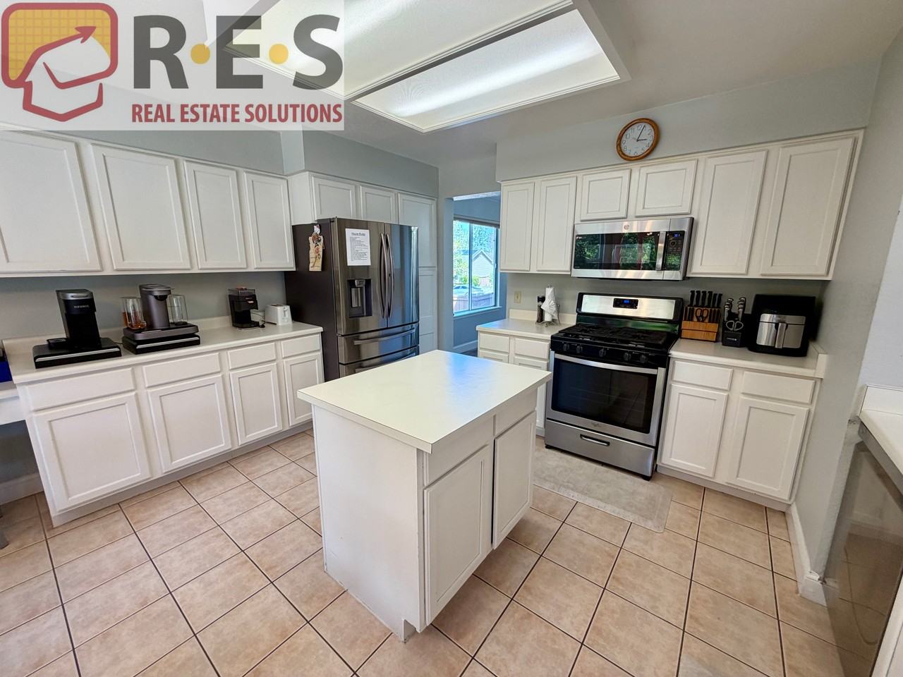 9853 Salford Ln - Photo 3 of 22