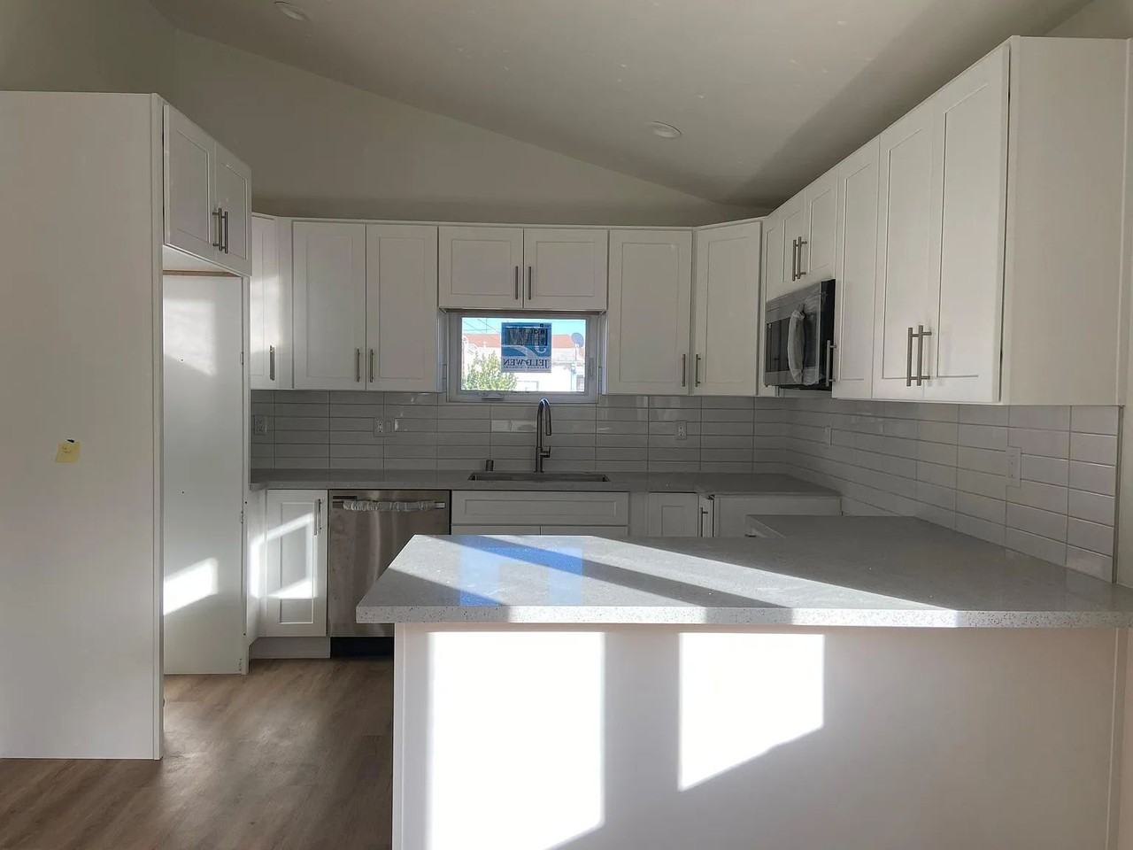 1515 W 27th St - Photo 4 of 10