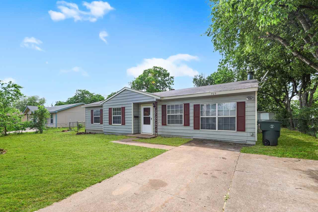 705 Crockett Dr - Photo 2 of 17