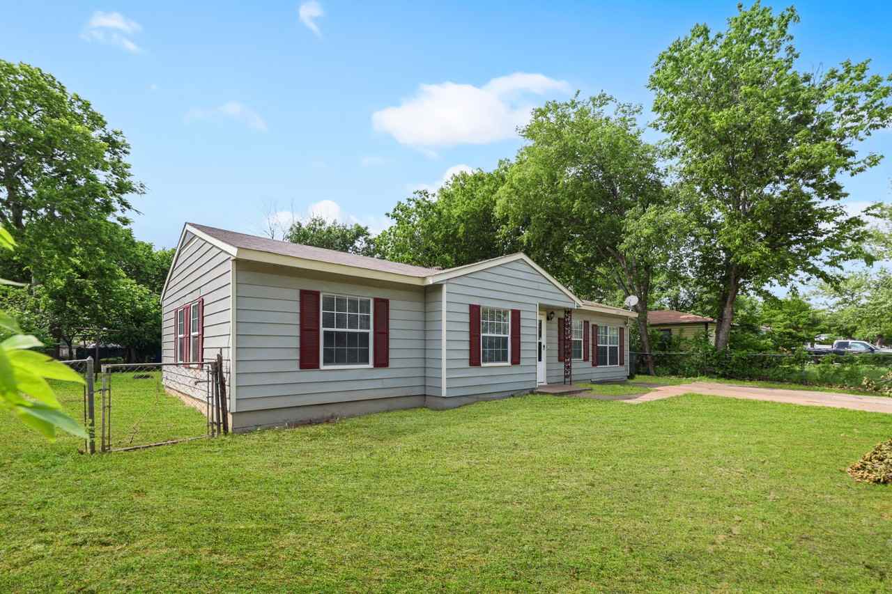 705 Crockett Dr - Photo 3 of 17