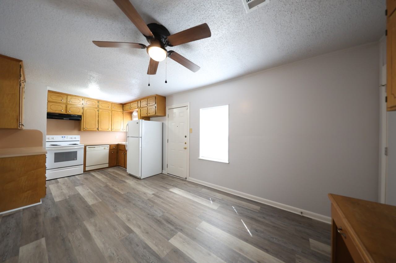 705 Crockett Dr - Photo 4 of 17