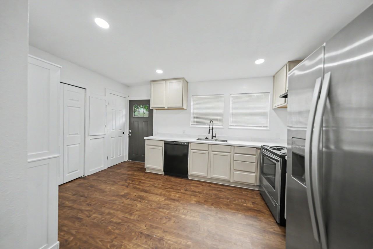 913 Estelle Ave - Photo 5 of 23