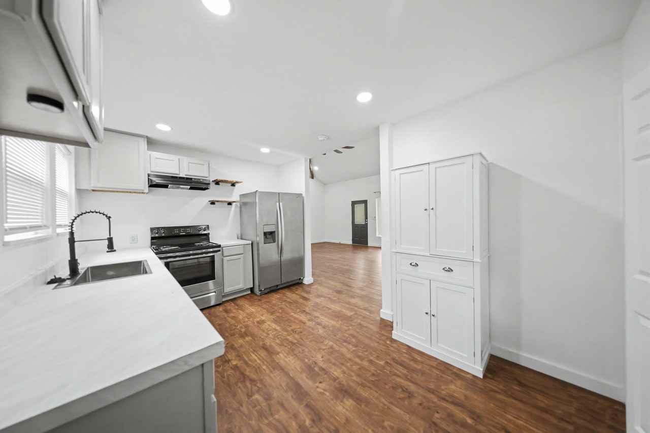 913 Estelle Ave - Photo 6 of 23