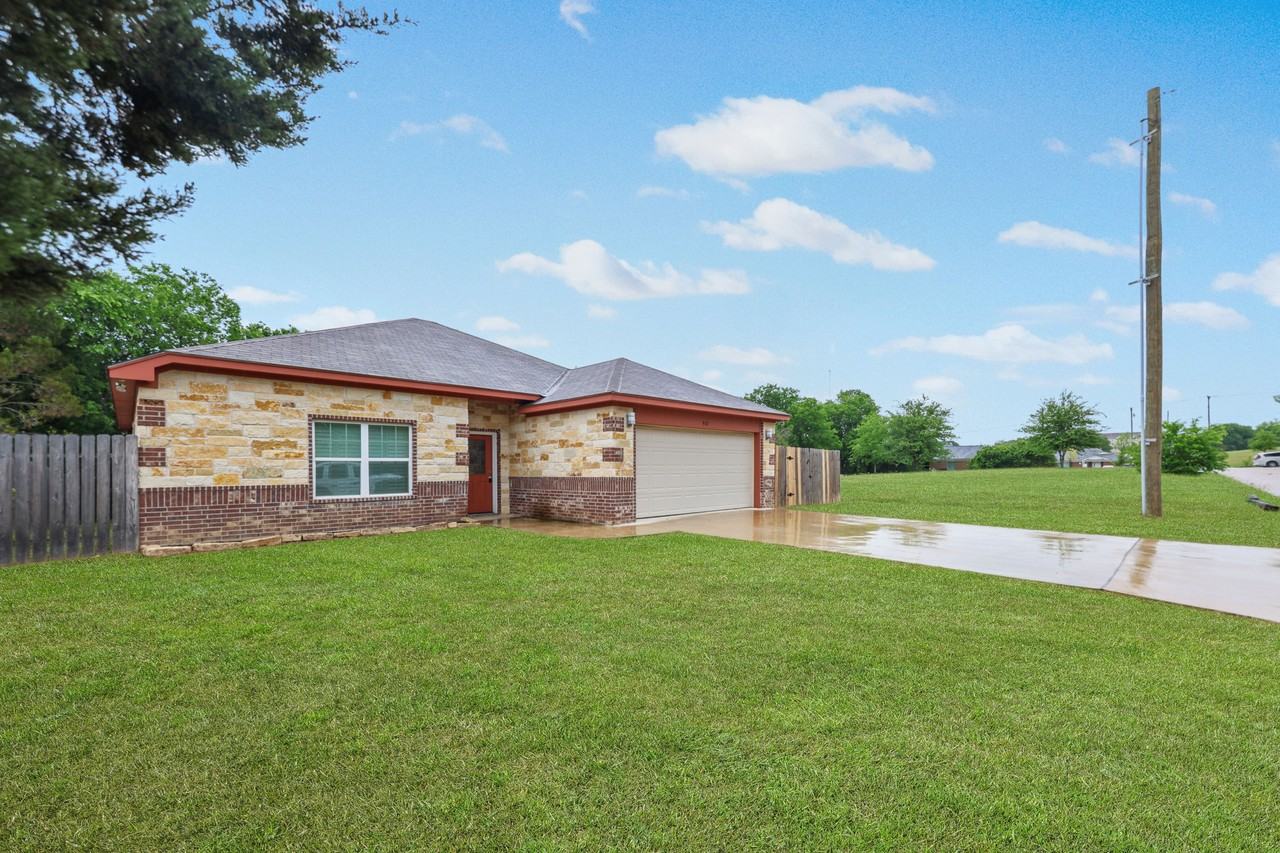 907 Margaret Ann St - Photo 2 of 21