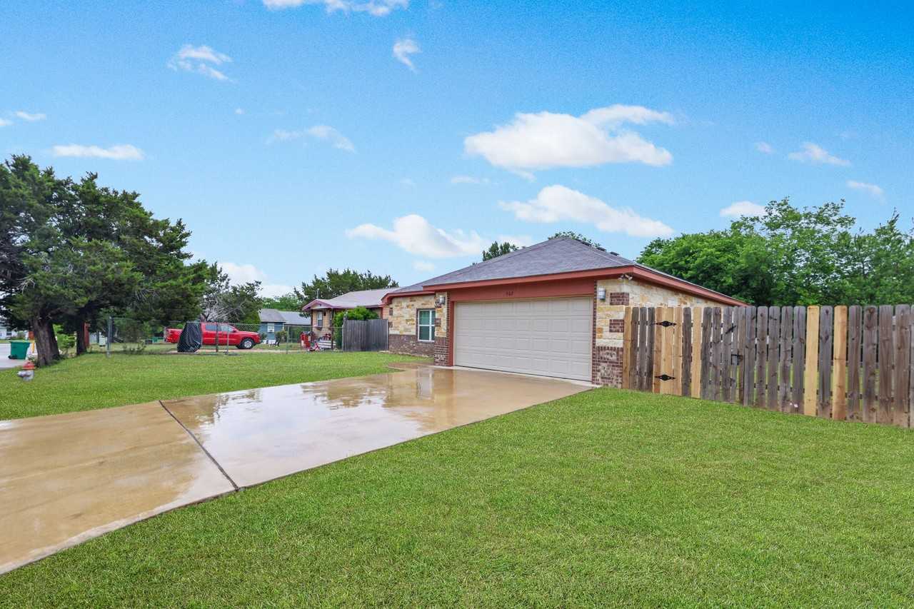 907 Margaret Ann St - Photo 3 of 21