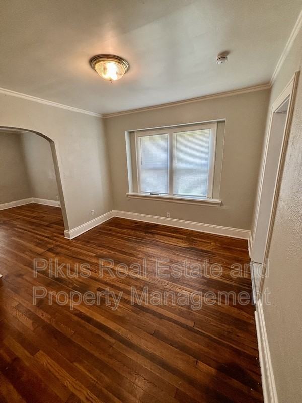 485 Crouse St - Photo 2 of 6