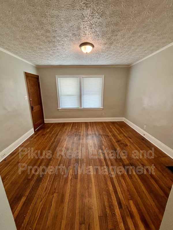 485 Crouse St - Photo 4 of 6