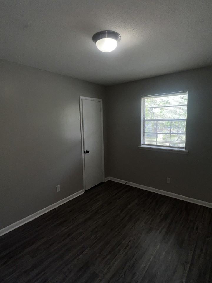 405 Paula Dr - Photo 5 of 17