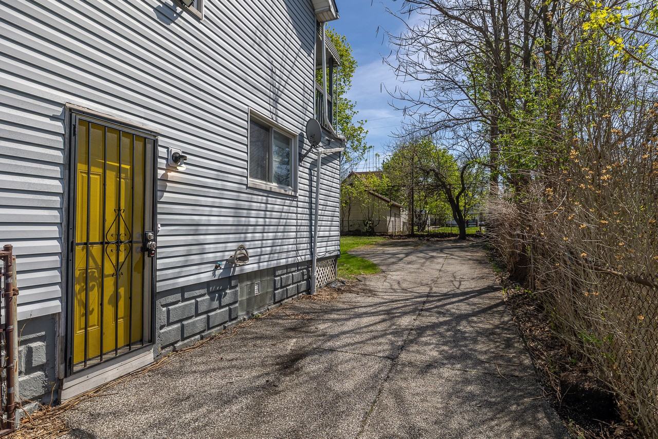 12012 Parkhill Ave - Photo 3 of 25