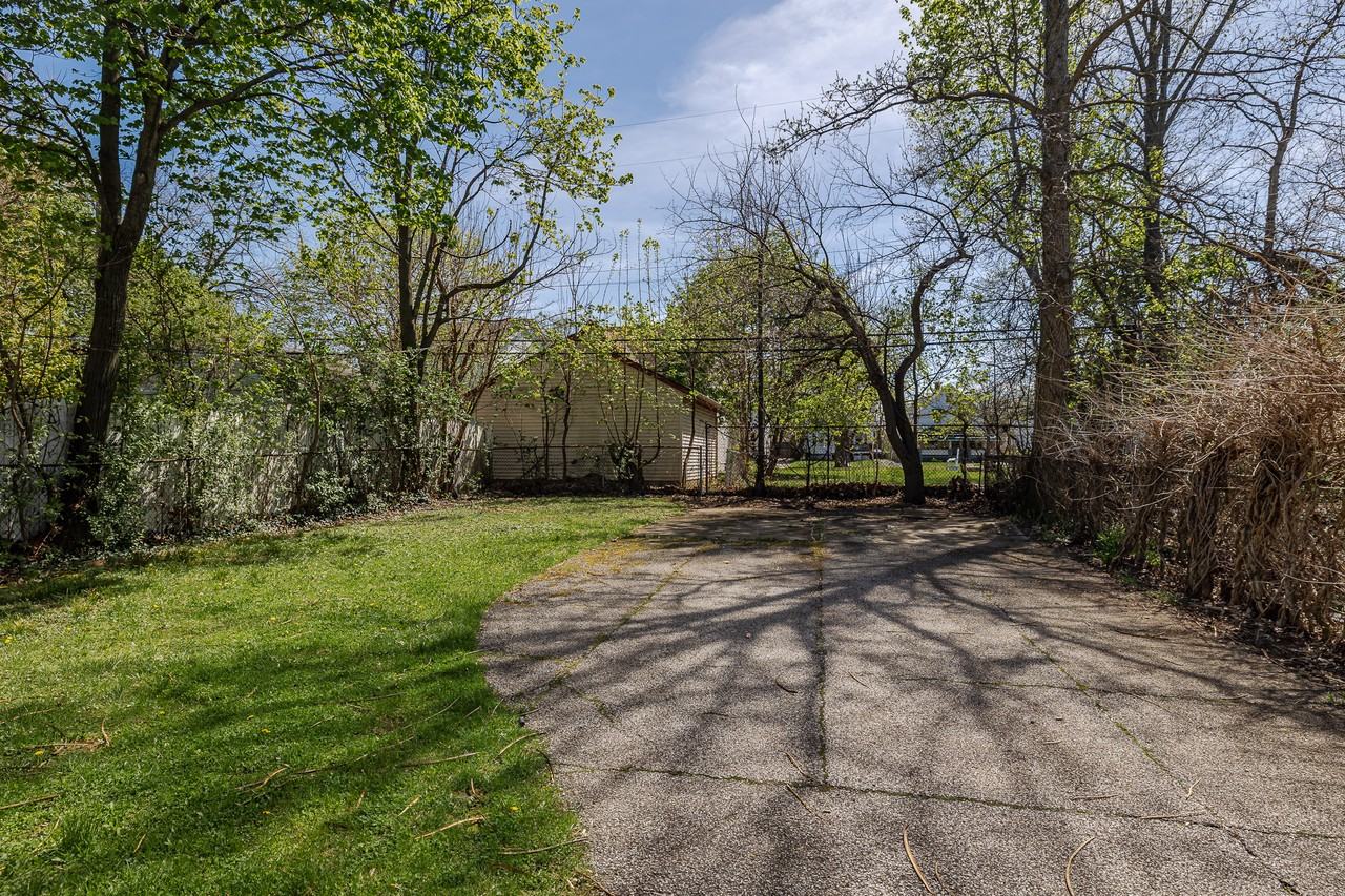 12012 Parkhill Ave - Photo 4 of 25