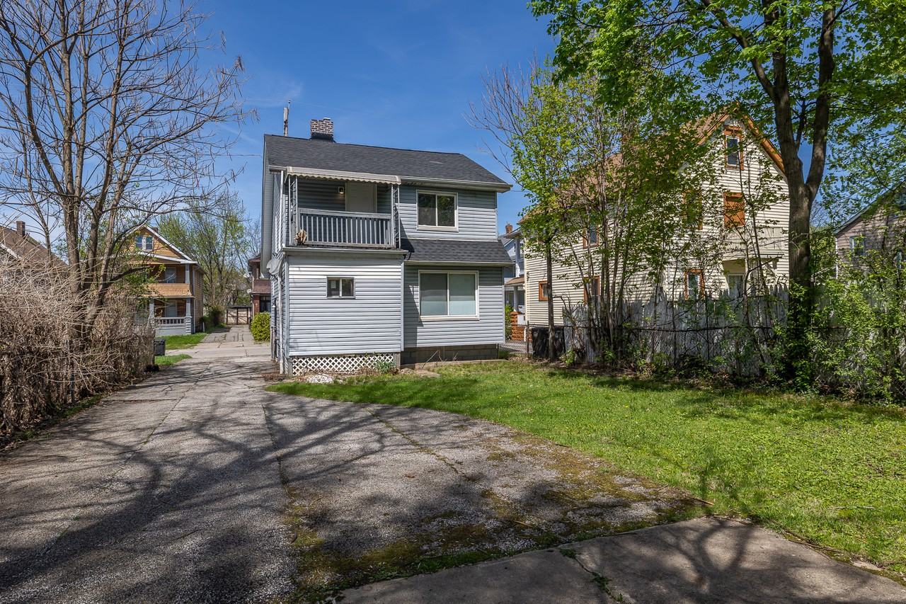 12012 Parkhill Ave - Photo 5 of 25