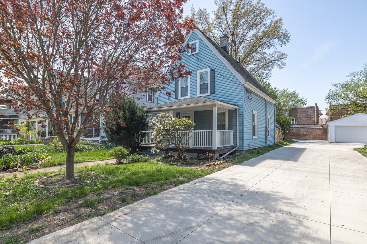 1374 Kenilworth Ave - Photo 2 of 22