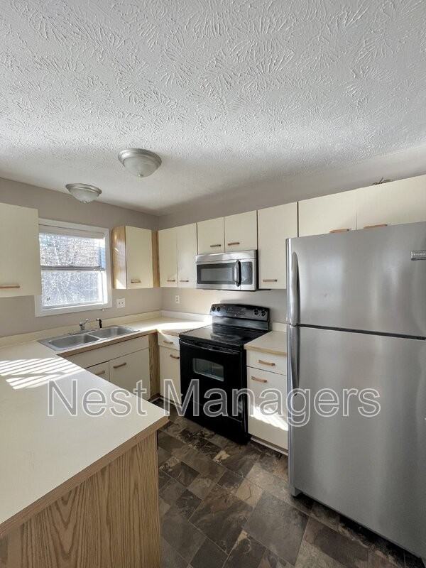 1018 Wood Creek Dr #9 - Photo 3 of 16