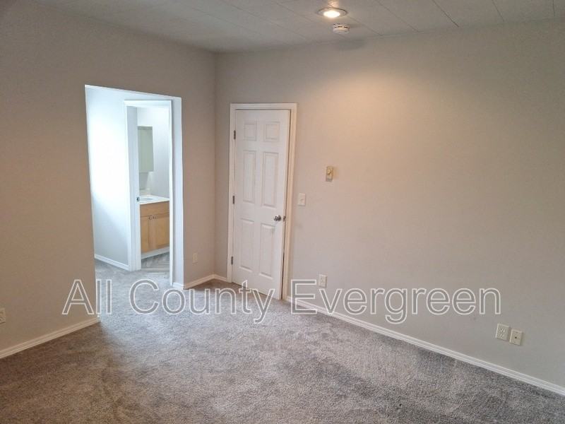 1015 9th St - Photo 5 of 10