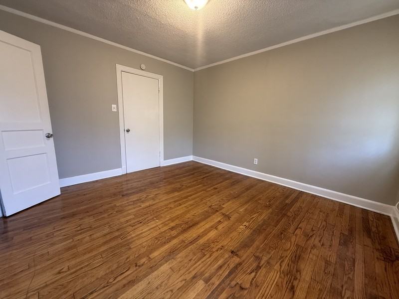 1621 Glenview Ave - Photo 5 of 21