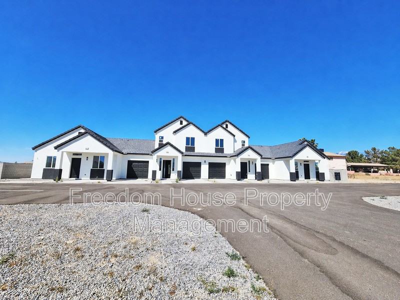 384 Erin St - Photo 4 of 40