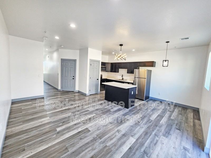 384 Erin St - Photo 7 of 40