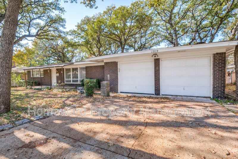 1919 Betsy Ln - Photo 2 of 12