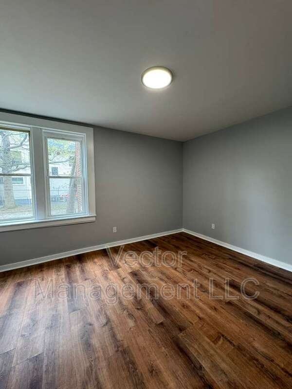 1476 Chapel St #102 - Photo 4 of 10