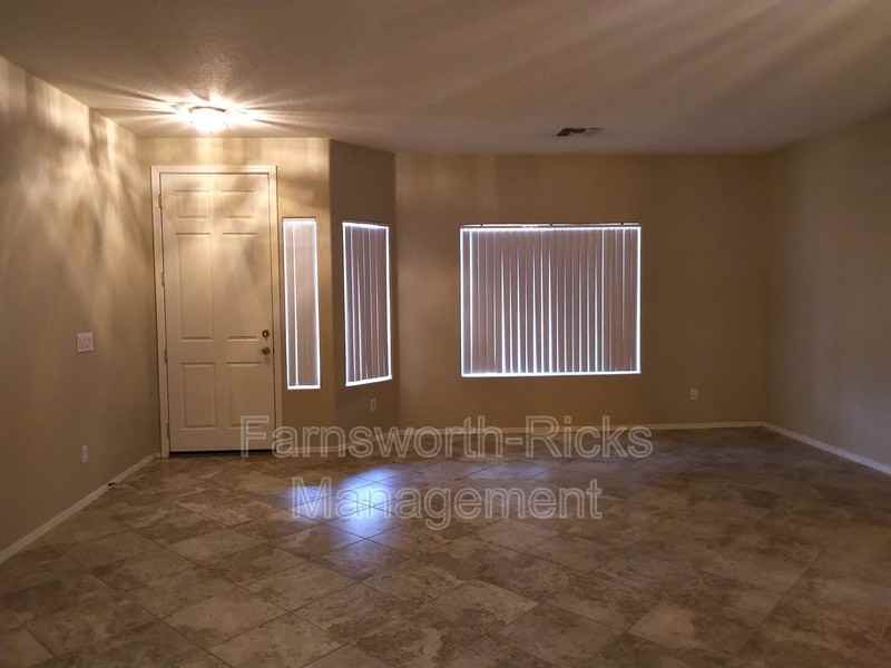 1154 E Locust Dr - Photo 3 of 17