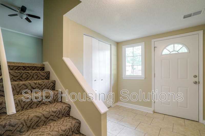 107 Se Brentwood Dr - Photo 2 of 10