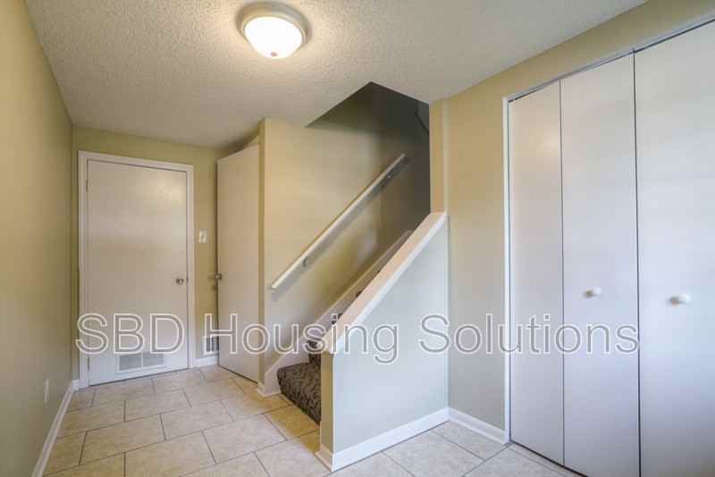 107 Se Brentwood Dr - Photo 3 of 10