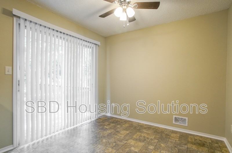 107 Se Brentwood Dr - Photo 4 of 10