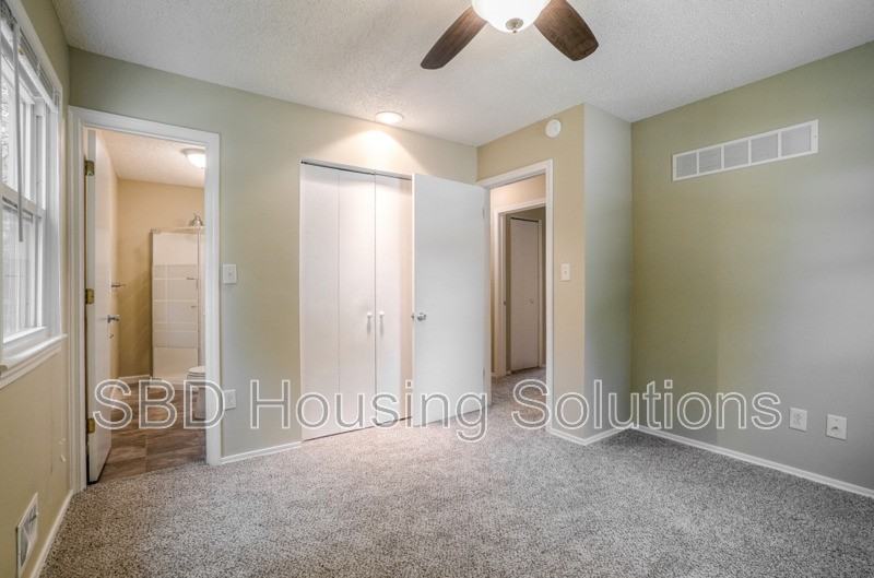 107 Se Brentwood Dr - Photo 5 of 10