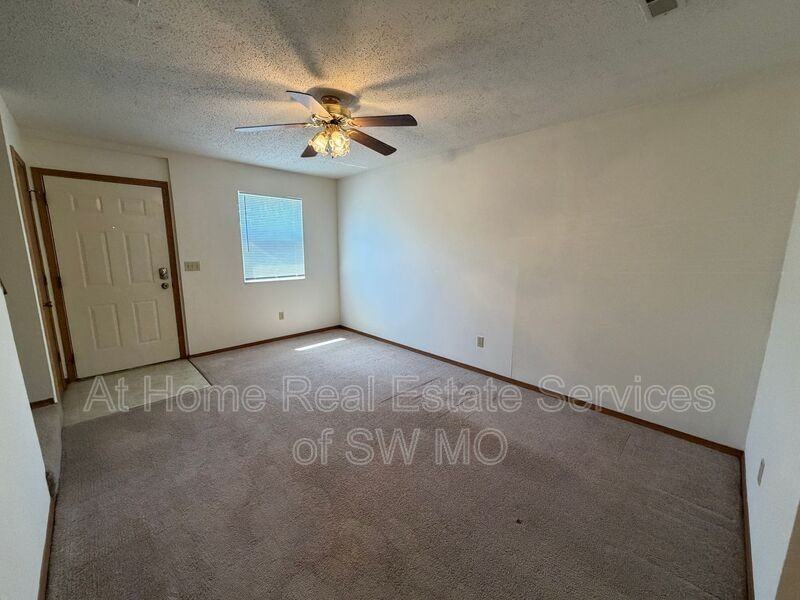 1189 W Hall St - Photo 2 of 10