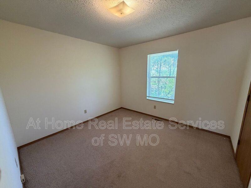 1189 W Hall St - Photo 3 of 10